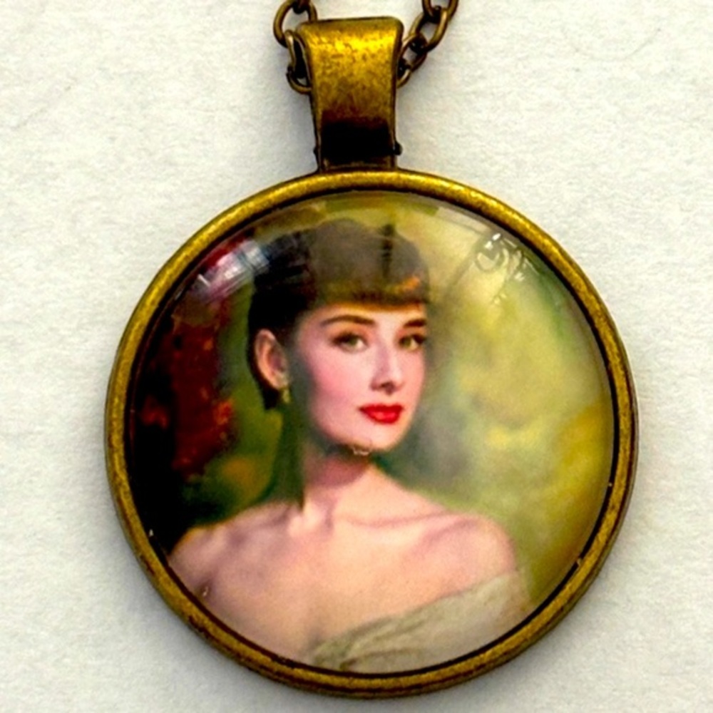 Audrey Hepburn Handmade Retro Necklace, NWT